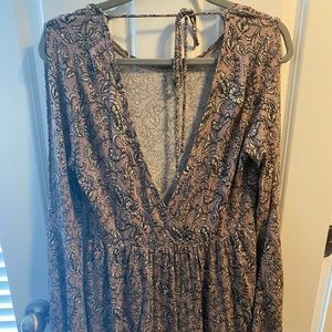 American Eagle Soft & Sexy long sleeve top with slits on the arms. Sz M.